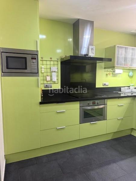 Foto a121a010-1504-4e56-86e5-eecf2d6b6814. Casa adossada amb calefacció aparcament piscina a Barcelona