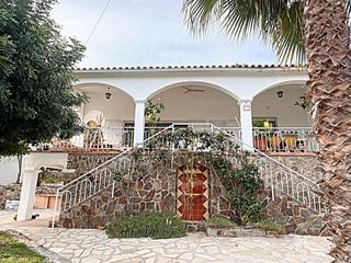 Chalet à Cunit Residencial. Elegante villa estilo ibiza con piscina y palmeras  precio 930 0