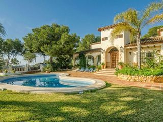 Xalet a Pueblo-Ubanizaciones. Villa mediterránea en lalfàs del pi con piscina y vistas al mar