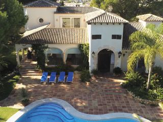 Xalet a Pueblo-Ubanizaciones. Villa mediterránea en lalfàs del pi con piscina y vistas al mar