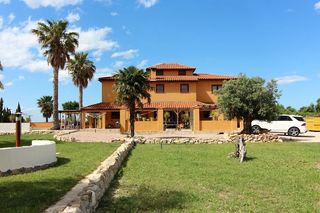 Chalet à Pedreguer. Finca de seis dormitorios en pedreguer con piscina y vistas al c