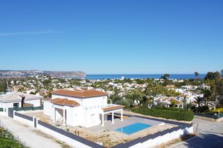 Xalet a Centro Ciudad. Villa moderna con vistas al mar en pinosol, jávea