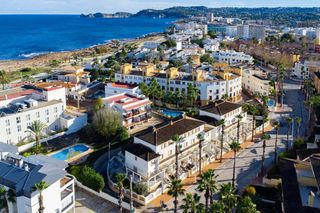 Reihenhaus in Centro Ciudad. Casa adosada triplex en jávea, arenal con piscina comunitaria