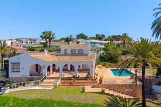 Chalet in El Portet-Pla del Mar. Villa con vistas al mar en venta en moraira, cerca del centro