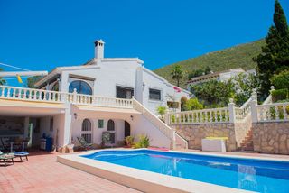 Chalet en Cap Martí - El Tossalet - Pinomar. Villa impecable de 4 dormitorios con vistas despejadas al montgó