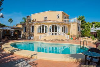 Xalet a Centro Ciudad. Villa en perfecto estado en venta en jávea