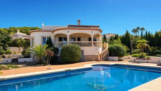 Chalet à Centro Ciudad. Encantadora villa de una sola planta con vistas al montgó en jáv