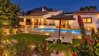 Chalet in Centro Ciudad. Villa totalmente reformada en venta en jávea, a pocos minutos a