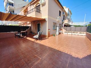 Alquiler Chalet en N/a. Vivienda en esquina con enorme terraza para disfrutar de de nues