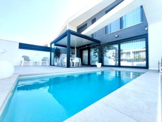 Maison jumelée à Carrer manuela molina segura 67. Chalet con piscina privada y acabados de primera calidad.