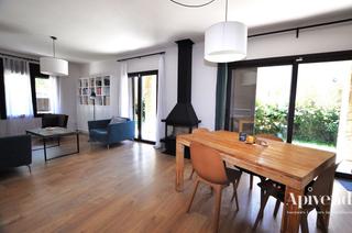 Casa  Delicies. Casa con jardín en sant pere pescador.