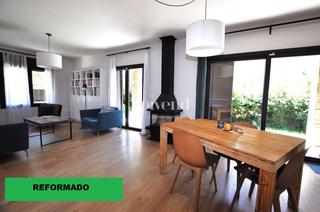 Casa  Delicies. Casa con jardín en sant pere pescador.