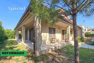 Casa  Delicies. Casa con jardín en sant pere pescador.