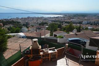 Casa  Pitagores. Casa de 4 dormitorios con vistas panorámicas al mar y garaje.