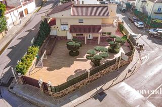 Casa  Gran via pau casals. Fantástica casa moderna con piscina, cocina exterior y a pocos p
