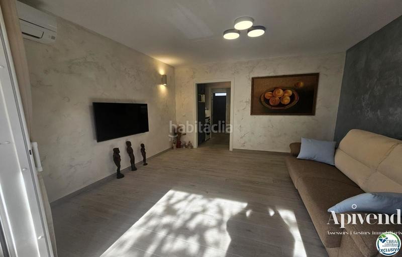 Foto a94badf2-ebed-466e-bc73-66703e2a02e6. Piso apartamento reformado centro a 200m de playa. en Empuriabrava