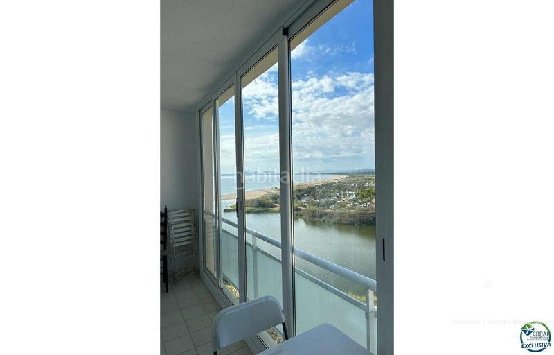 Foto 093732f0-7192-4387-9375-204b78373009. Piso apartamento reformado con licencia turística en primera línea de playa con magníficas vistas al mar y al parque natural els aiguam en Empuriabrava