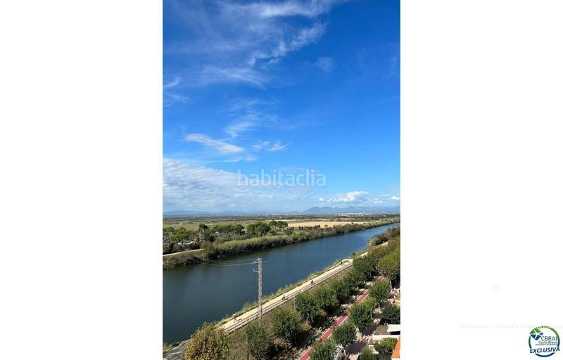 Foto 1d7591f4-b218-4ed2-9cf4-08ae6cf871c1. Piso apartamento reformado con licencia turística en primera línea de playa con magníficas vistas al mar y al parque natural els aiguam en Empuriabrava
