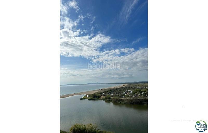 Foto 361e6b24-b889-4ece-8623-29ad9c2956e2. Piso apartamento reformado con licencia turística en primera línea de playa con magníficas vistas al mar y al parque natural els aiguam en Empuriabrava