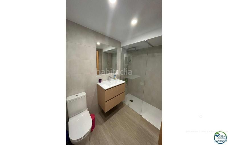 Foto 619efd1c-c158-42dc-a6c9-f49731153129. Piso apartamento reformado con licencia turística en primera línea de playa con magníficas vistas al mar y al parque natural els aiguam en Empuriabrava