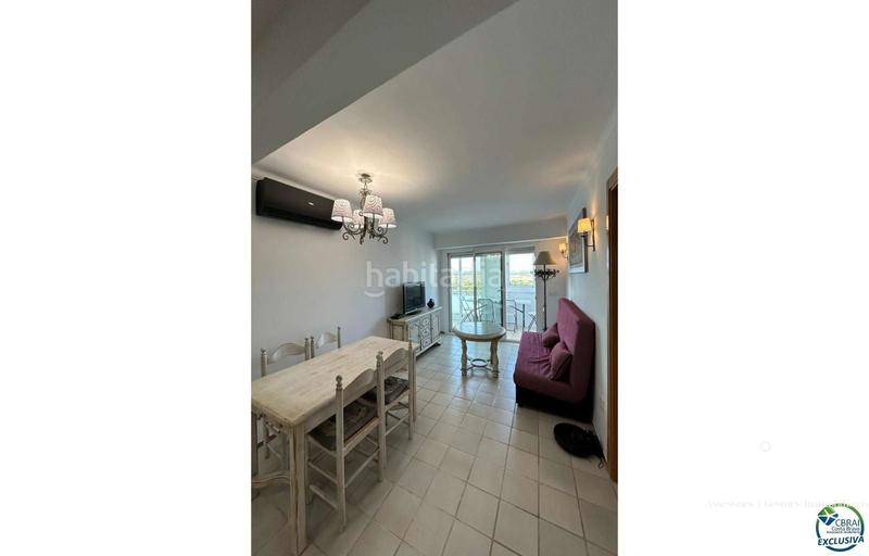 Foto 765d51a4-d8da-41bc-a206-0f37208e122a. Piso apartamento reformado con licencia turística en primera línea de playa con magníficas vistas al mar y al parque natural els aiguam en Empuriabrava