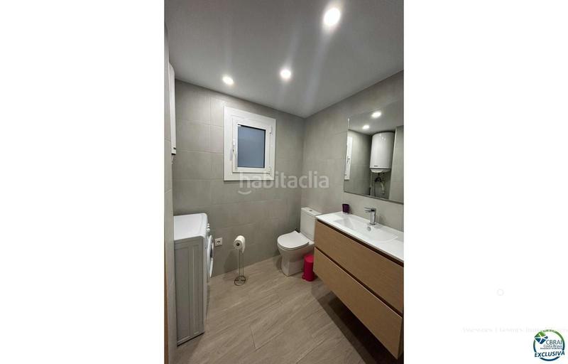 Foto 8c3f2d88-586b-4303-8e3b-0c4aebd2b142. Piso apartamento reformado con licencia turística en primera línea de playa con magníficas vistas al mar y al parque natural els aiguam en Empuriabrava