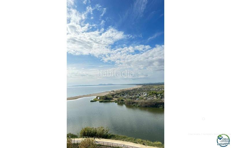 Foto 9aa96a5a-54f4-406d-8e72-b3461f230411. Piso apartamento reformado con licencia turística en primera línea de playa con magníficas vistas al mar y al parque natural els aiguam en Empuriabrava