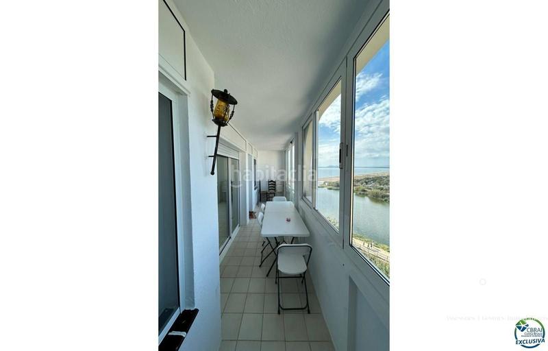 Foto d74586c6-17eb-4b6a-9641-d5b3a3896e04. Piso apartamento reformado con licencia turística en primera línea de playa con magníficas vistas al mar y al parque natural els aiguam en Empuriabrava