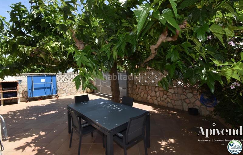 Foto 0a3c0fc4-400e-4a4d-a06c-d1c09719cda8. Chalet casa de cuatro dormitorios con jardín y piscina en Empuriabrava