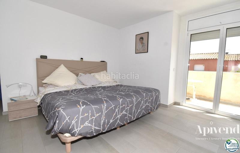 Foto 985d34ce-bbfe-49c2-a1b5-daa96327a01f. Chalet casa de cuatro dormitorios con jardín y piscina en Empuriabrava
