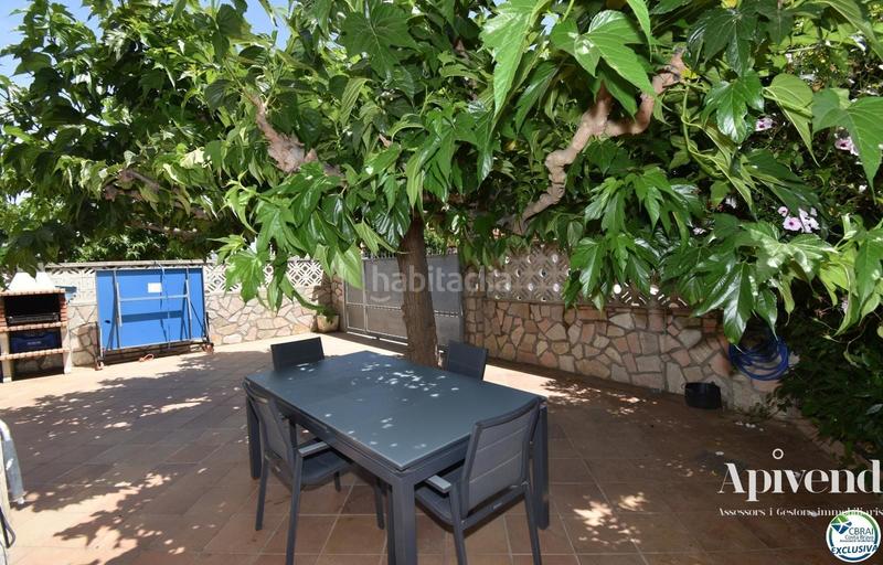 Foto 9d5d0008-9251-4d97-b3b1-ef706063e3fa. Chalet casa de cuatro dormitorios con jardín y piscina en Empuriabrava
