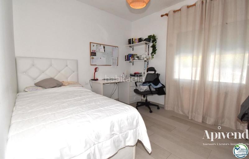 Foto dacee70b-f249-4a28-9d07-7439751bc8ee. Chalet casa de cuatro dormitorios con jardín y piscina en Empuriabrava
