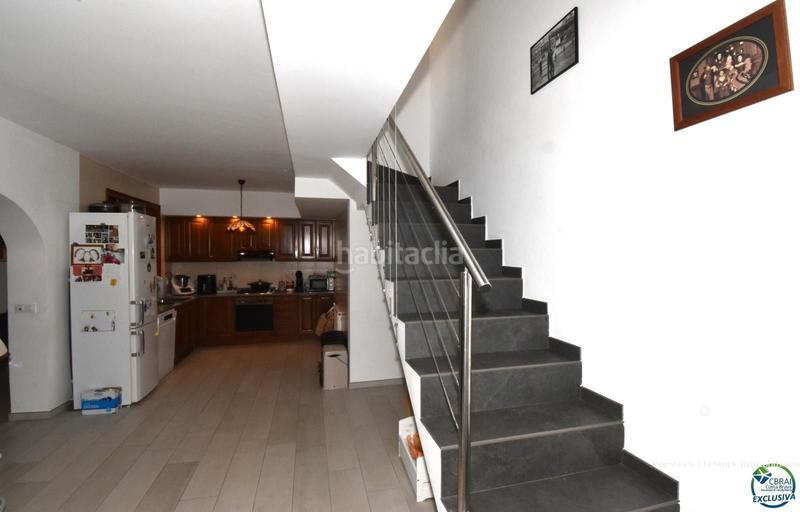 Foto e02c7dc9-33a0-48de-9443-8c390377a099. Chalet casa de cuatro dormitorios con jardín y piscina en Empuriabrava