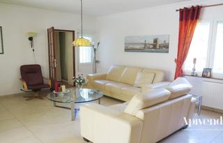 Chalet  Vitoria. Villa en planta baja con piscina