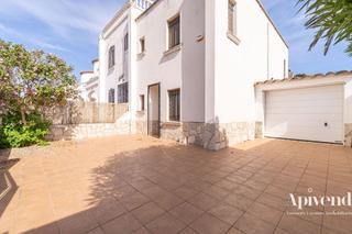 Casa  Montgrí. Montgrí amplia casa de 4 dormitorios con jardín y garaje, a solo