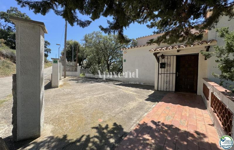 Foto aedb8894-12d2-418c-b309-f619fae7da57. Chalet casa para reformar con increíbles vistas al mar! en Roses