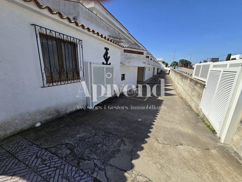 Foto 35ab25ef-5cab-4fc2-b88c-efc7e48f436b. Casa adosada casa del pescador sector illa cartago en Empuriabrava