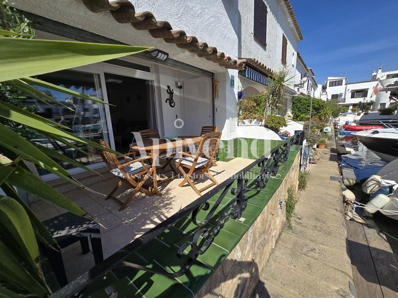Foto 4781c9ed-9fa6-4ae0-a6a0-f020f5c577ab. Casa adosada casa del pescador sector illa cartago en Empuriabrava