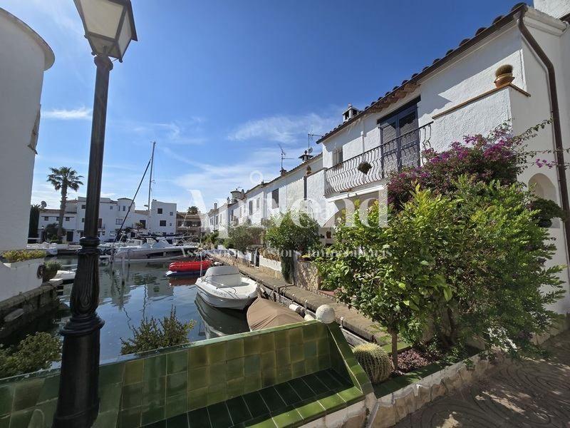 Foto 6b0d8800-3719-49c1-a1cd-4651b19d1177. Casa adosada casa del pescador sector illa cartago en Empuriabrava