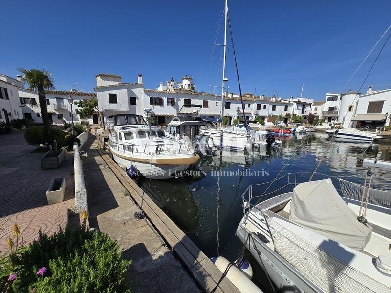 Foto b446ce8d-b2b2-4b93-8dbe-158e43aaa300. Casa adosada casa del pescador sector illa cartago en Empuriabrava