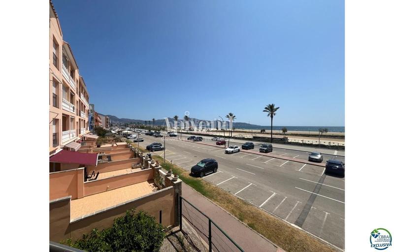 Foto 787d3198-c6c3-4061-bc69-8486d3a899f0. Piso bonito y moderno piso en primera línea de mar, vistas al mar, garaje cerrado, piscina comunitaria en Empuriabrava