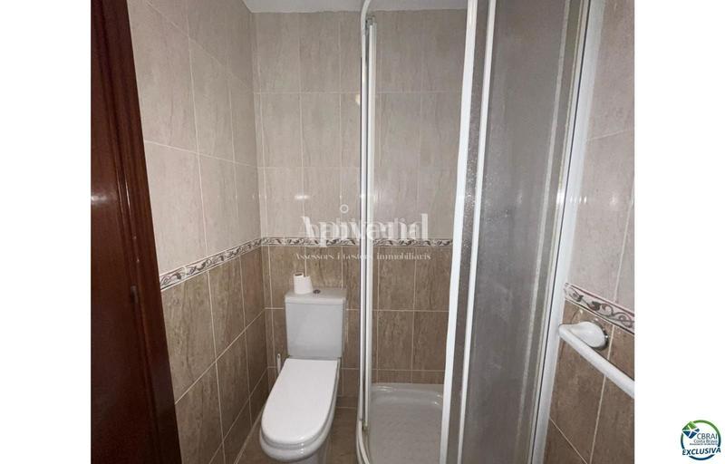 Foto b4ac8072-a76d-4efa-8656-7693cecc8b1a. Piso bonito y moderno piso en primera línea de mar, vistas al mar, garaje cerrado, piscina comunitaria en Empuriabrava