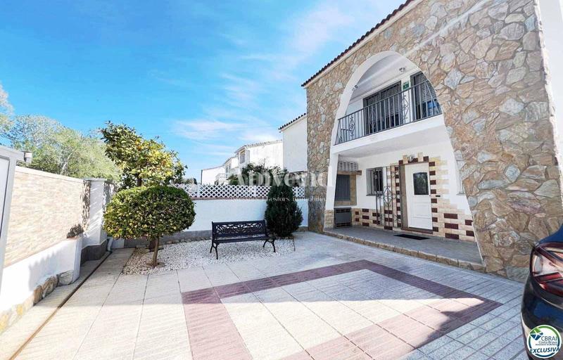 Foto ab9b0349-ffc9-4644-a9b2-7198ac9ae97f. Casa adossada amb aparcament a Tordera - Fluvià - Llobregat Empuriabrava