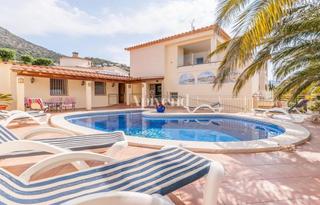 Chalet  Castella. Villa completamente renovada con 3 apartamentos, piscina y garaj