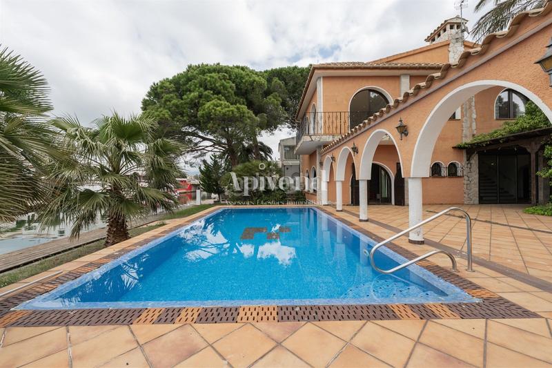 Foto 2f8c8d6f-3ad0-49d6-83eb-ccb4b31979e7. Haus mit heizung parking pool in Requesens Empuriabrava