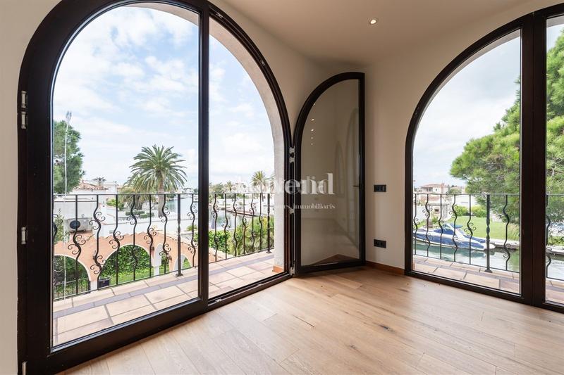 Foto b7932f1b-bdac-4c87-a34f-d3e55f357974. Haus mit heizung parking pool in Requesens Empuriabrava