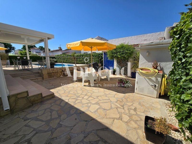 Foto 052b915b-e00e-4b06-8b88-520f634d5b5d. Chalet casa de una sola planta con licencia t. sector montseny en Empuriabrava