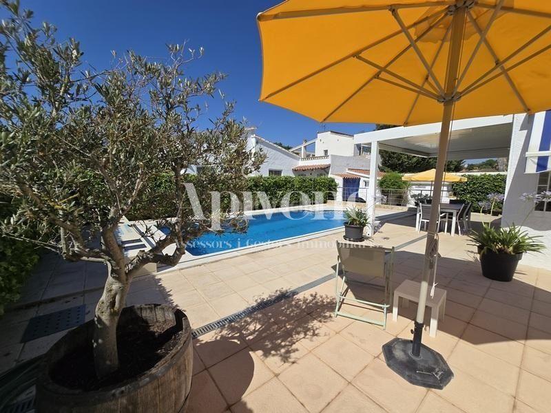 Foto 4e303a98-cda5-449e-a4ec-f3cc5d459a23. Chalet casa de una sola planta con licencia t. sector montseny en Empuriabrava