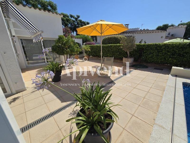 Foto 661c6e97-05ae-4353-aa57-bb8c20d1a0e5. Chalet casa de una sola planta con licencia t. sector montseny en Empuriabrava