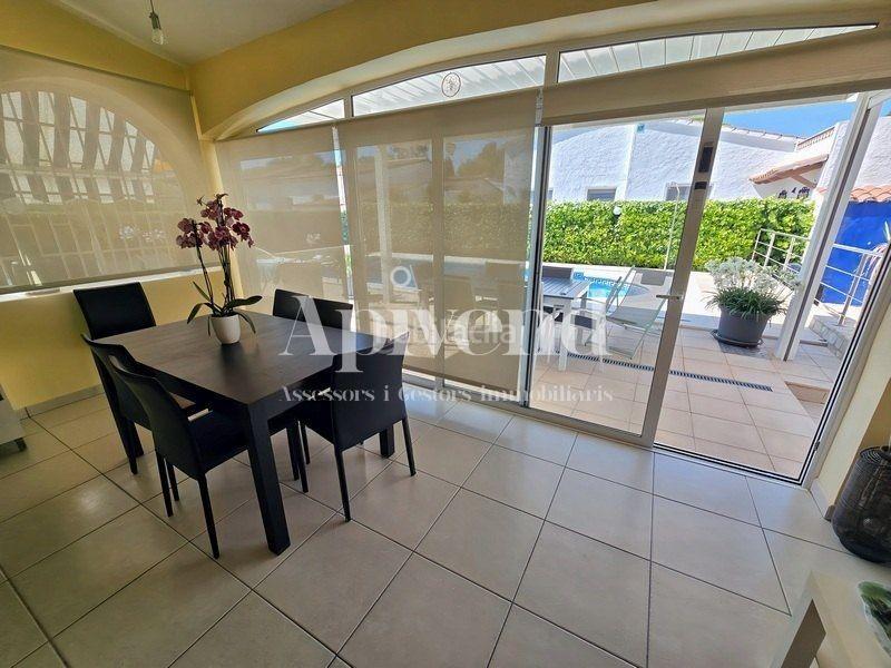 Foto 7637253b-9dec-4c22-a2e6-0972d7ebbd83. Chalet casa de una sola planta con licencia t. sector montseny en Empuriabrava